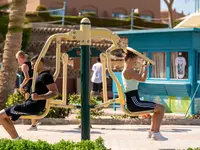 Osoby ćwiczące na siłowni zewnętrznej w Akassia Swiss Resort