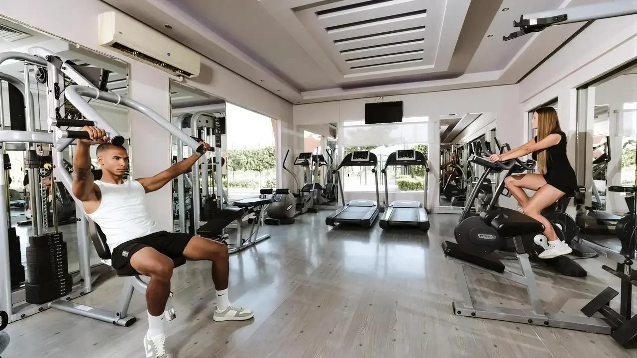 Siłownia w Akassia Swiss Resort z nowoczesnym sprzętem fitness