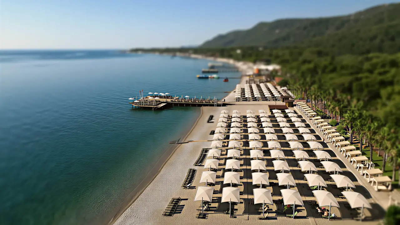 Plaża z leżakami i parasolami w Akka Antedon