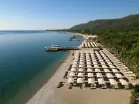 Plaża z leżakami i parasolami w Akka Antedon