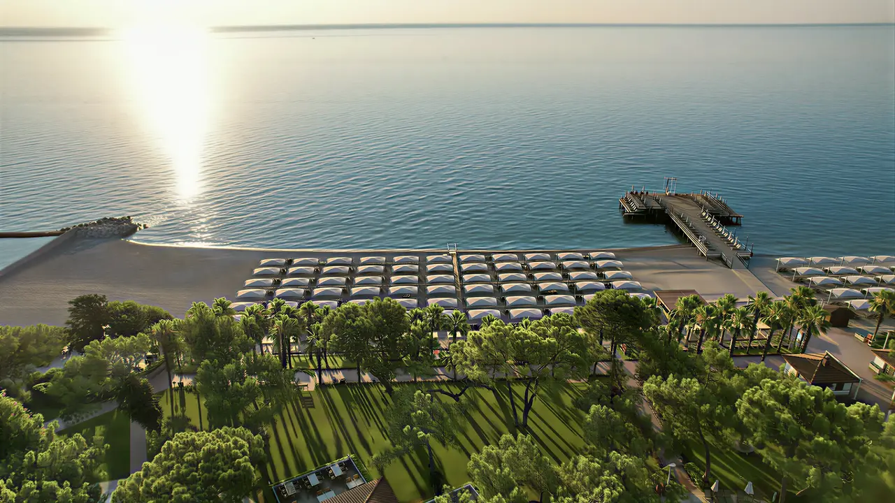 Widok na kompleks Akka Antedon i plażę