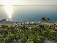 Widok na kompleks Akka Antedon i plażę