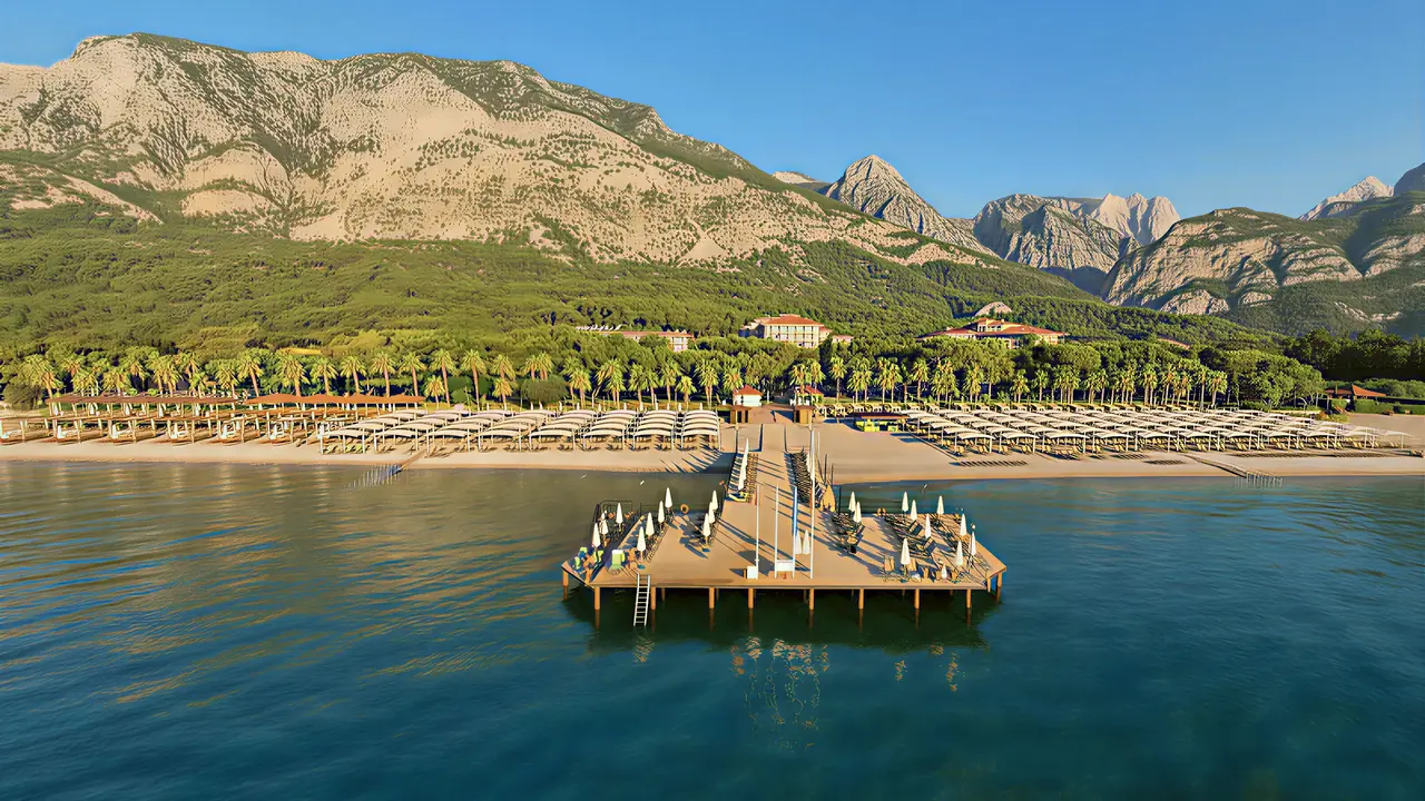 Plaża i pomost w hotelu Akka Antedon