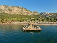 Plaża i pomost w hotelu Akka Antedon