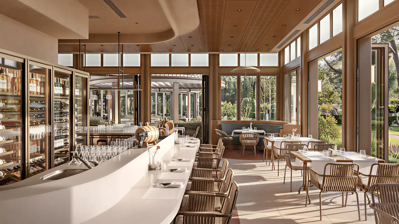 Elegancka restauracja w Akka Antedon z białymi stolikami