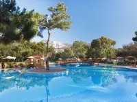 Basen z mostkiem w hotelu Akka Antedon