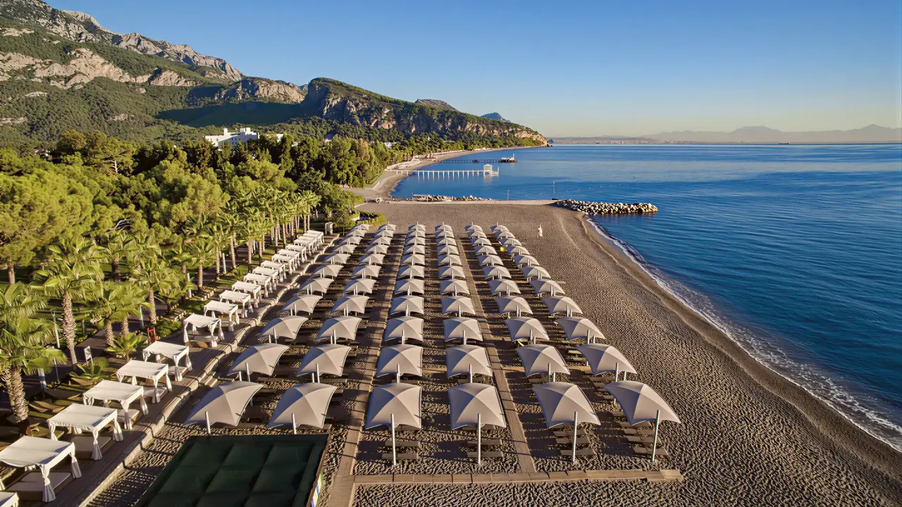 Plaża z parasolami w hotelu Akka Antedon