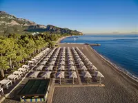 Plaża z parasolami w hotelu Akka Antedon