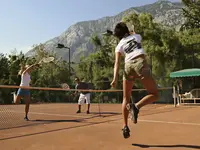 Gra w tenisa w Akka Antedon
