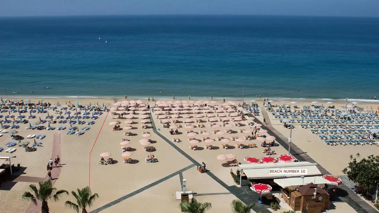Plaża z leżakami i parasolami w Alaiye Kleopatra
