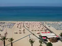 Plaża z leżakami i parasolami w Alaiye Kleopatra