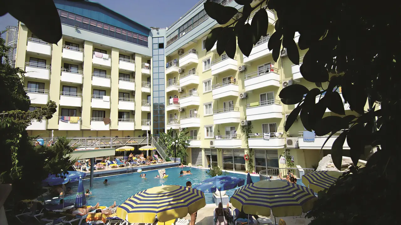 Basen i leżaki w hotelu Alaiye Kleopatra