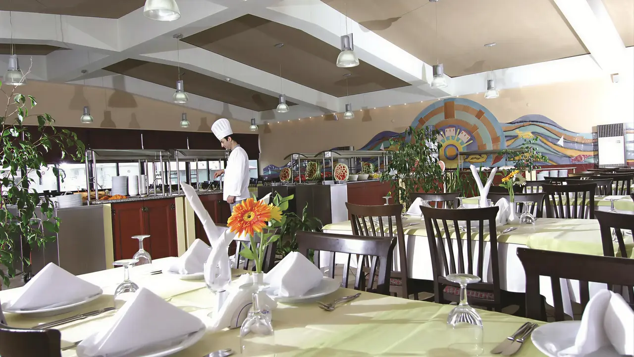 Restauracja w Alaiye Kleopatra z nakrytym stołem
