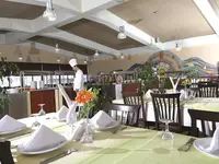 Restauracja w Alaiye Kleopatra z nakrytym stołem
