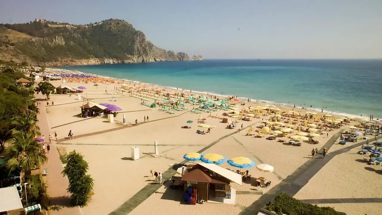 Plaża z leżakami i parasolami w Alaiye Kleopatra