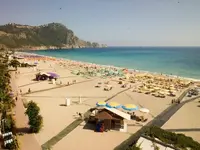 Plaża z leżakami i parasolami w Alaiye Kleopatra