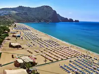 Plaża z leżakami i parasolami w Alaiye Kleopatra