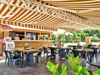 Restauracja w Alaiye Kleopatra z stolikami pod markizą