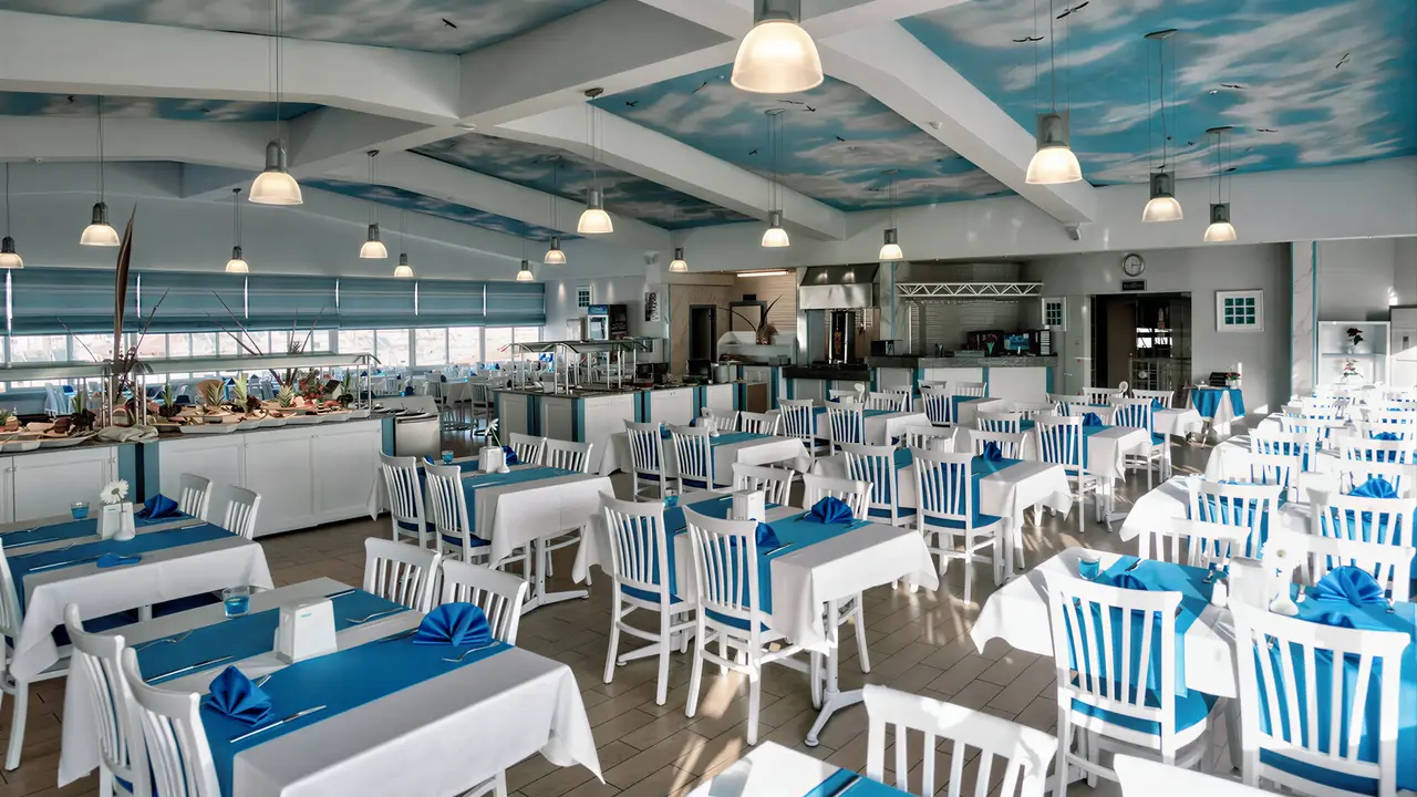 Jasna restauracja z białymi stolikami w Alaiye Kleopatra