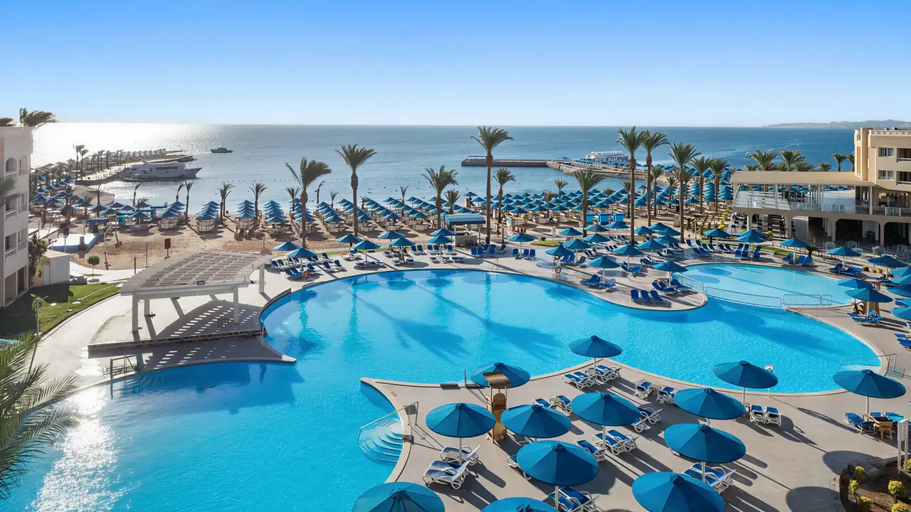 Widok na kompleks basenów i plażę Albatros Beach Resort