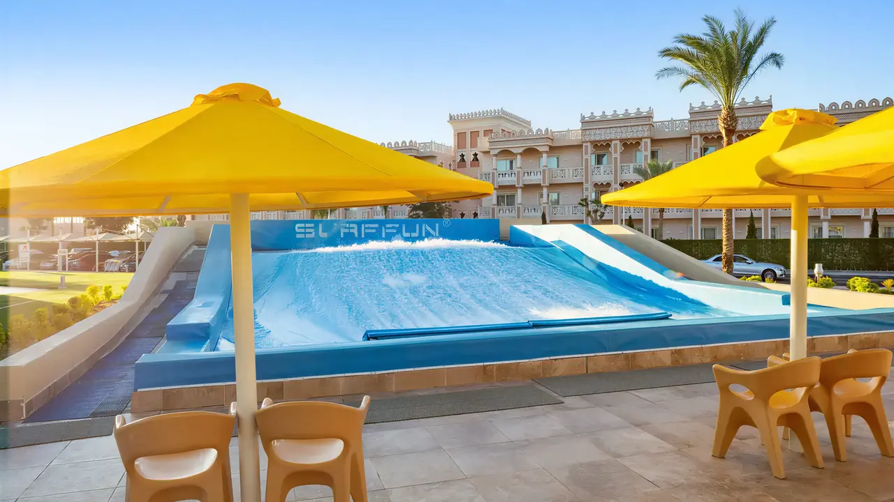 Sztuczna fala w Albatros Beach Resort z żółtymi parasolami