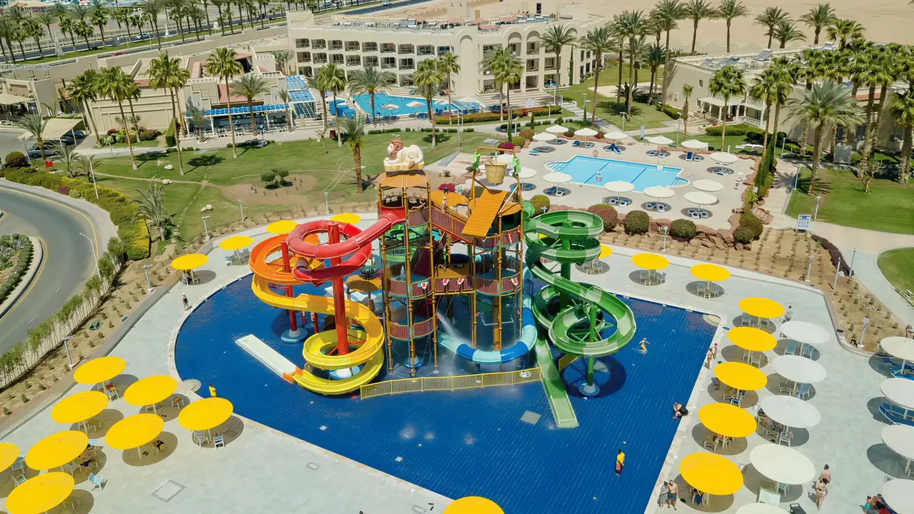 Aquapark z zjeżdżalniami w Albatros Beach Resort