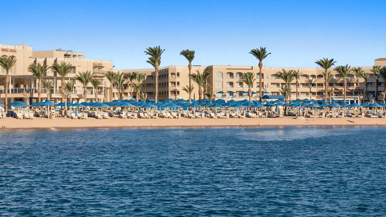 Widok na kompleks Albatros Beach Resort znad morza