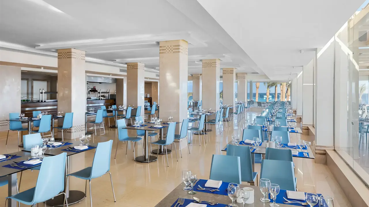 Restauracja w Albatros Beach Resort z niebieskimi krzesłami