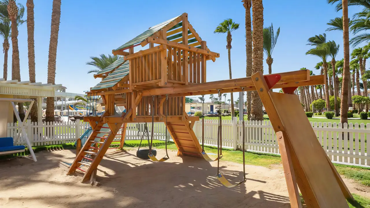 Drewniany plac zabaw dla dzieci w Albatros Beach Resort