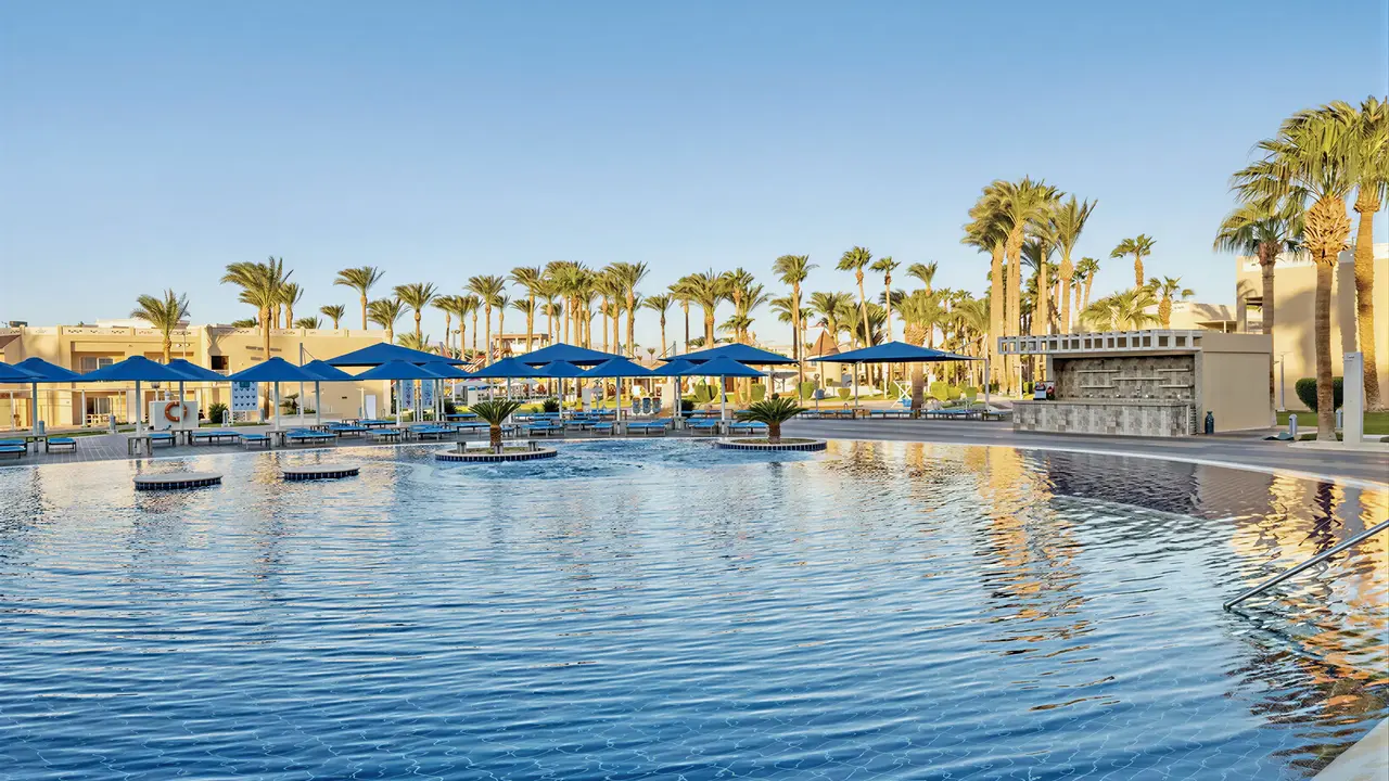 Basen z niebieskimi parasolami w Albatros Beach Resort