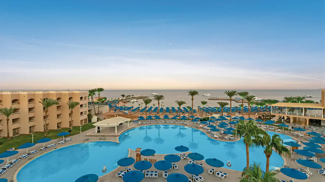 Widok na kompleks basenów w Albatros Beach Resort