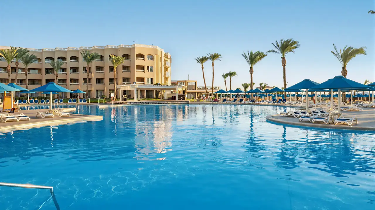 Duży basen z leżakami w Albatros Beach Resort
