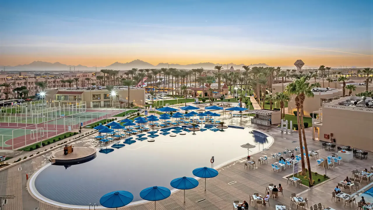 Widok na kompleks i baseny w Albatros Beach Resort