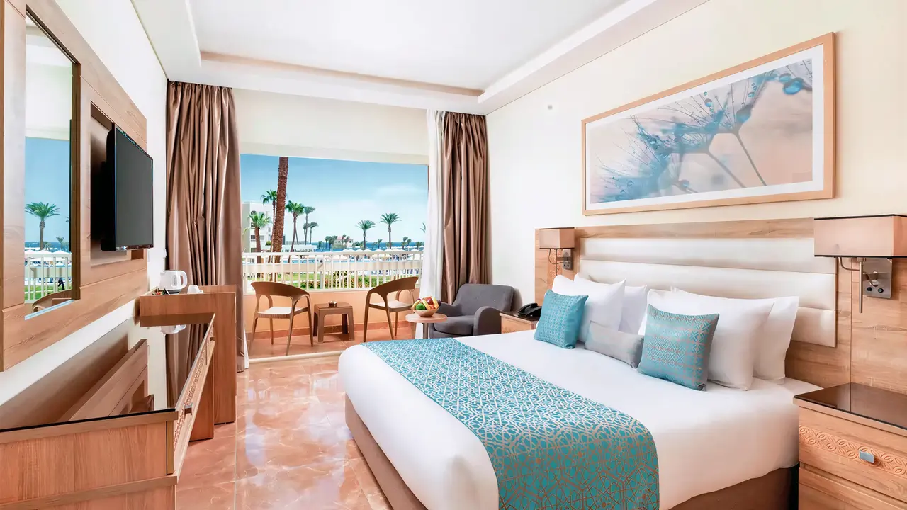 Sypialnia z widokiem na taras w Albatros Beach Resort