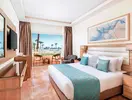 Sypialnia z widokiem na taras w Albatros Beach Resort