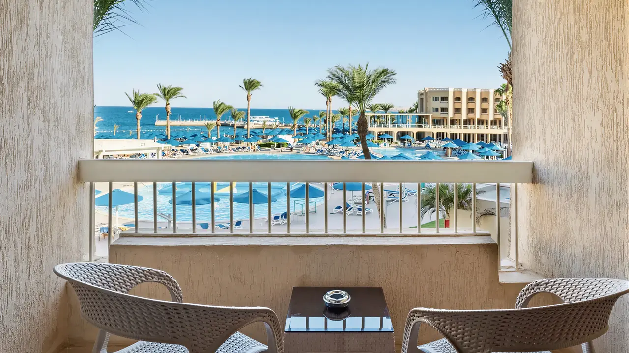 Balkon w Albatros Beach Resort z widokiem na basen