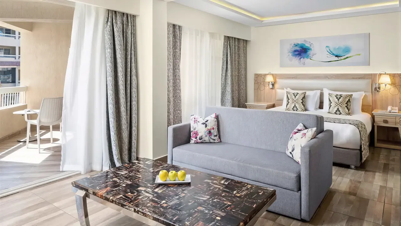 Wnętrze pokoju z łóżkiem i sofą w Albatros Beach Resort