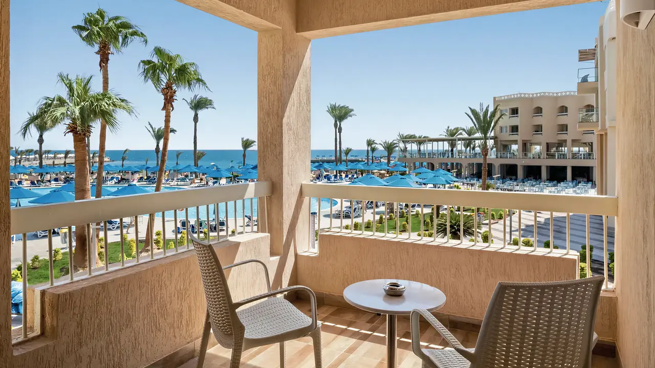 Balkon z widokiem na basen w Albatros Beach Resort