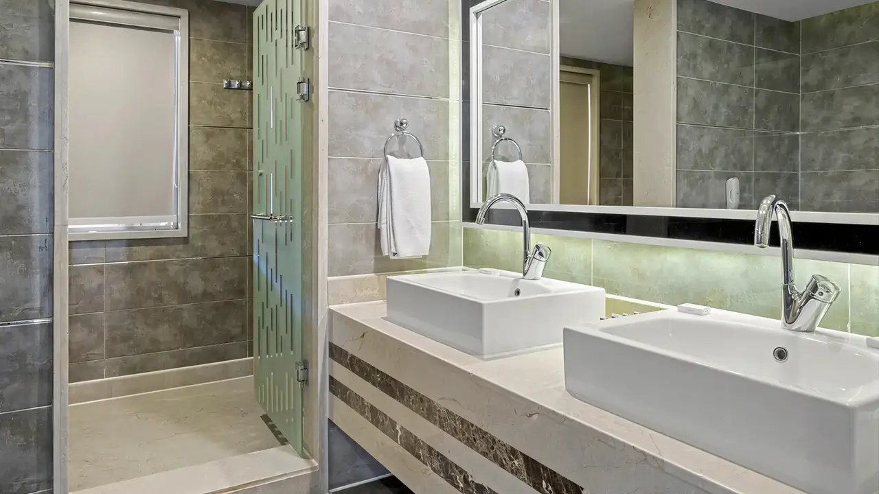 Nowoczesna łazienka w Albatros Beach Resort z dwiema umywalkami