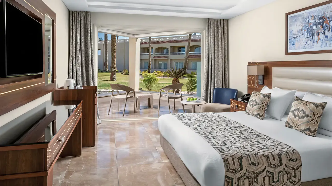 Pokój z łóżkiem i tarasem w Albatros Beach Resort