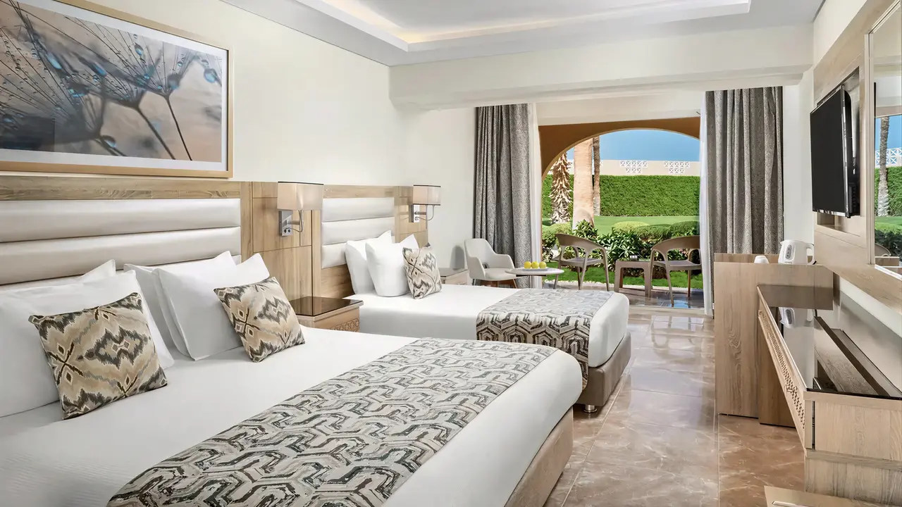 Nowoczesny pokój z łóżkami w Albatros Beach Resort