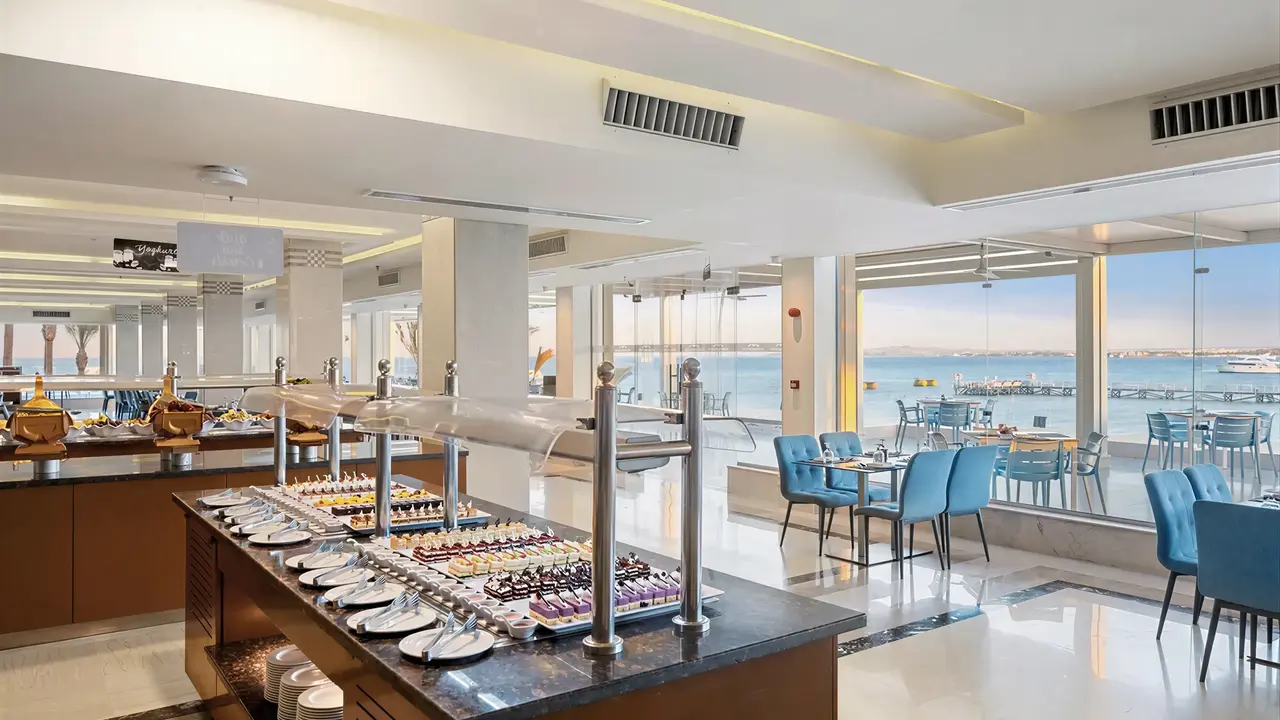 Bufet z jedzeniem w Albatros Beach Resort