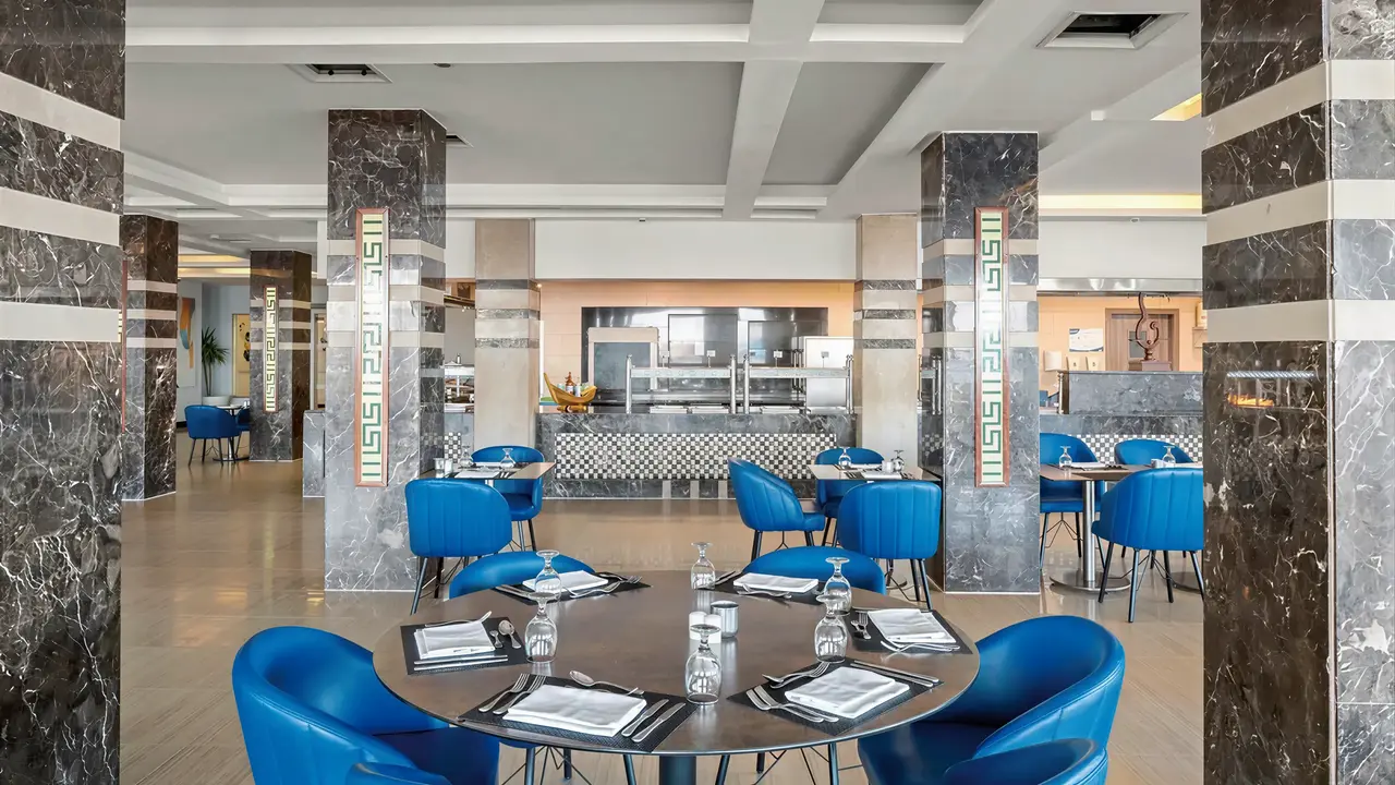 Restauracja z niebieskimi krzesłami w Albatros Beach Resort