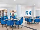 Restauracja z niebieskimi krzesłami w Albatros Beach Resort