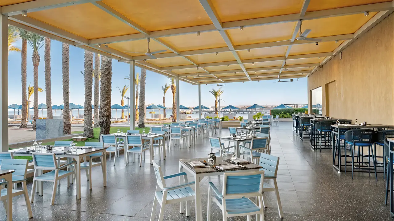 Stolik restauracyjny w Albatros Beach Resort na tarasie
