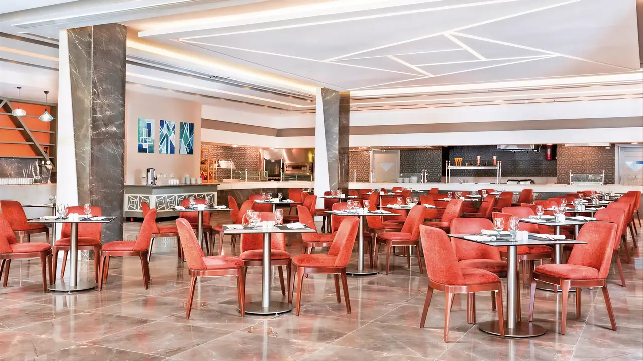 Restauracja w hotelu Albatros Beach Resort z czerwonymi krzesłami