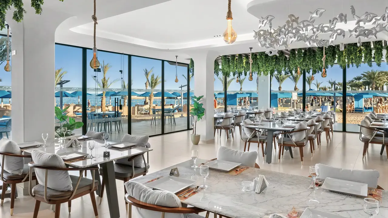 Elegancka restauracja w Albatros Beach Resort z widokiem na plażę