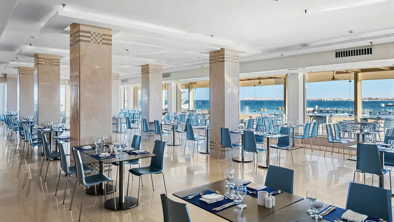 Restauracja w hotelu Albatros Beach Resort z widokiem na morze