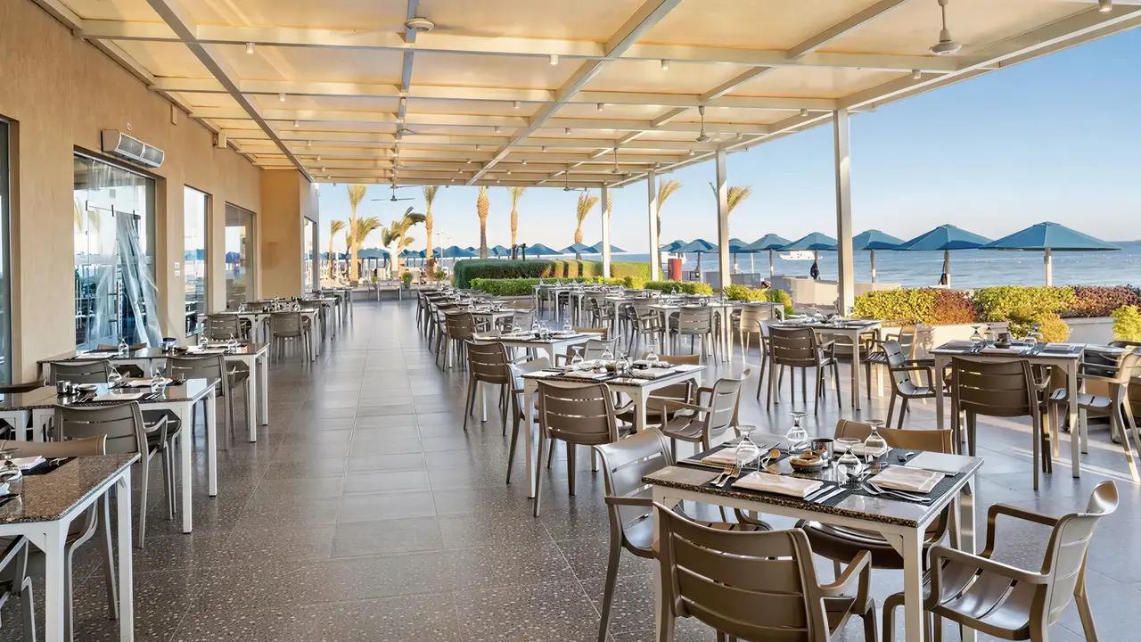 Restauracja w Albatros Beach Resort z widokiem na morze
