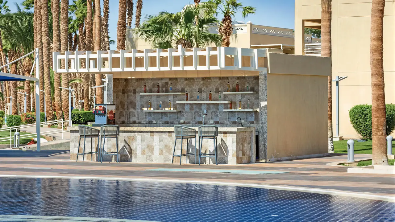 Bar przy basenie w Albatros Beach Resort